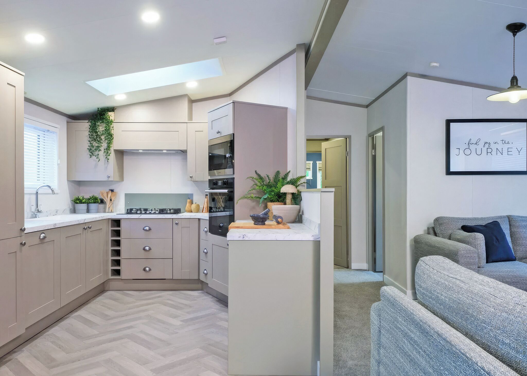 Réfrigérateur, four, plaque de cuisson, grille-pain