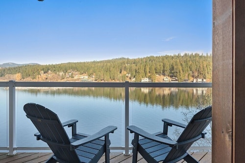 The Boathouse Large Modern Renovated Waterfront Home with Decks and Docks