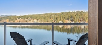 The Boathouse Large Modern Renovated Waterfront Home with Decks and Docks