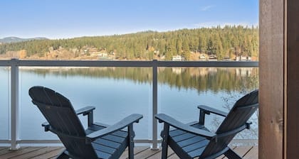 The Boathouse Large Modern Renovated Waterfront Home with Decks and Docks