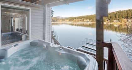 The Boathouse Large Modern Renovated Waterfront Home with Decks and Docks