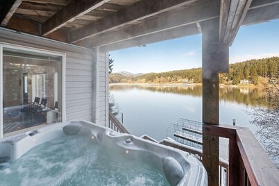 The Boathouse Large Modern Renovated Waterfront Home with Decks and Docks