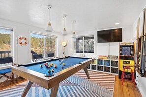 Games room - The Boathouse Large Modern Renovated Waterfront Home with Decks and Docks (Coeur d'Alene)