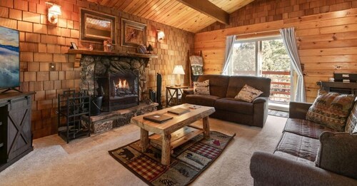 Baby Bear's Hideout:
Private Hot Tub/ 10min From The Village/Fireplace/Hiking