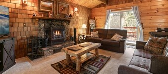 Baby Bear's Hideout:
Private Hot Tub/ 10min From The Village/Fireplace/Hiking