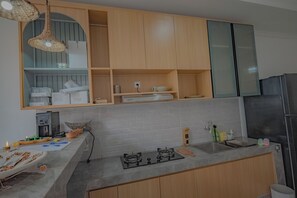 Kühlschrank, Herdplatte, Wasserkocher mit Kaffee-/Teezubehör