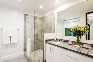 Douche, sèche-cheveux, serviettes fournies