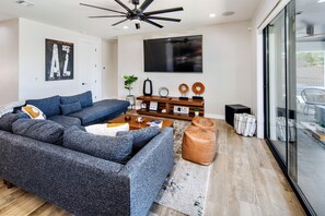 Smart-TV, Kamin, Tischtennisplatte