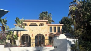 A pool area with a clear blue sky, a building with arches, and palm trees. - Villa El Tule
Beautiful home in the Corridor Area.
Minutes to Chileno Bay (Cabo San Lucas)