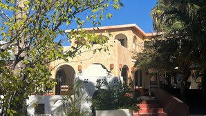 A courtyard with a building featuring arches and a staircase. - Villa El Tule
Beautiful home in the Corridor Area.
Minutes to Chileno Bay (Cabo San Lucas)