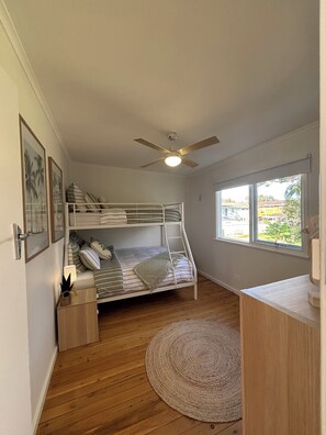 2 عدّة غرف نوم وواي فاي وملاءات أسرّة