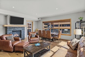 Een televisie en een open haard