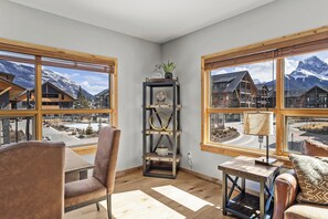 Televisión y chimenea