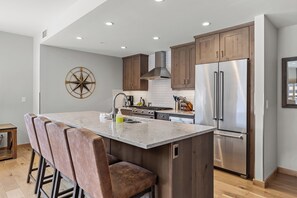 Microondas, horno, parrilla de estufa y lavavajillas