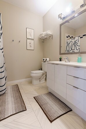 Hair dryer, towels, soap, toilet paper - Cozy 1-Bedroom Apartment with fitness room, WiFi in Charming Cincinnati (Cincinnati)