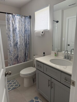 Regadera, secadora de cabello, bidet, toallas 