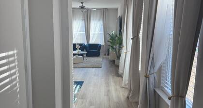 Charming 3-bedroom townhome with loft, WiFi and AC in peaceful Lawrenceville