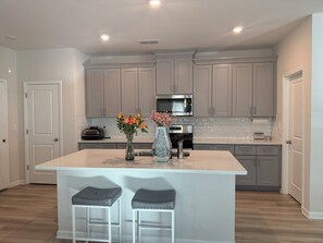 Micro-ondes, four, plaque de cuisson, lave-vaisselle