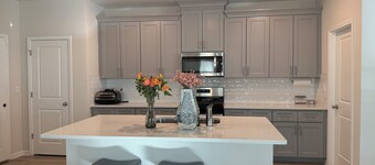 Charming 3-bedroom townhome with loft, WiFi and AC in peaceful Lawrenceville