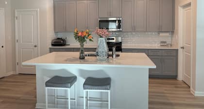 Charming 3-bedroom townhome with loft, WiFi and AC in peaceful Lawrenceville