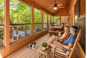 Outdoor dining - Spacious Cabin at Green Mountain | Pools, Hot Tub, Near Strip, Dogs Welcome! (Branson)