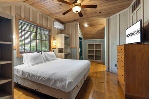 2 bedrooms, iron/ironing board, free WiFi, bed sheets - 2BR Cabin Getaway | Dogs Welcome, Near Strip & SDC (Branson)