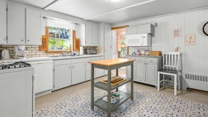 Wasserkocher mit Kaffee-/Teezubehör, Kühlschrank, Mikrowelle, Ofen