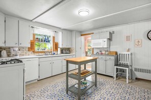 Cafetera y tetera, refrigerador, microondas y horno