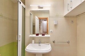 Ducha, secador de pelo y toallas