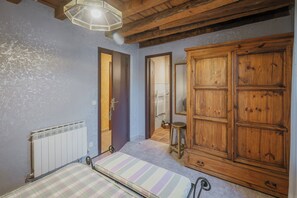 4 makuuhuonetta, silitysrauta/-lauta, ilmainen Wi-Fi, vuodevaatteet