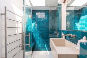 Shower, hair dryer, towels - GuestReady - Beautiful home in Kensington (London)