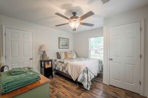 2 bedrooms, travel crib, free WiFi, bed sheets