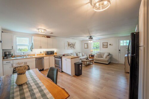 The Bird House – Charming Downtown Lebanon Stay, Pets Welcome!