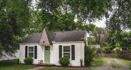 The Bird House – Charming Downtown Lebanon Stay, Pets Welcome!