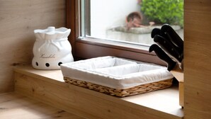 A wooden shelf with a woven basket, a white ceramic pot, and a knife block. - Apartment '1' with Mountain View, Private Terrace and Wi-Fi (Sankt Peter)