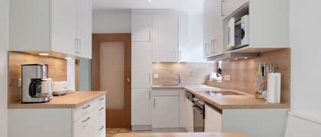 Frigorifero, microonde, forno, piano cottura