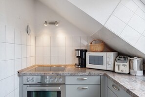 Een koelkast, een microgolfoven, een oven, een kookplaat