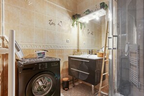 Regadera, secadora de cabello, toallas 