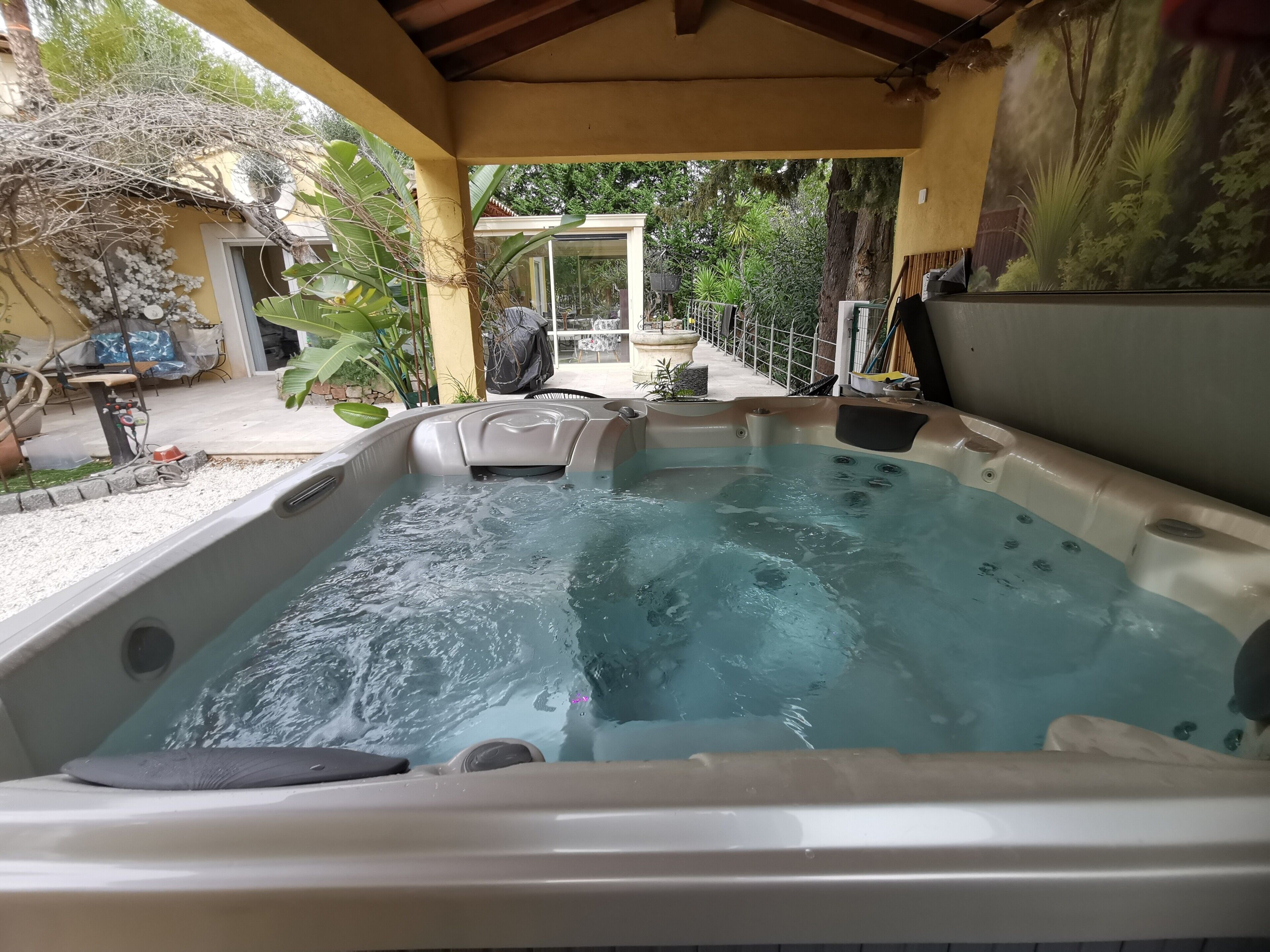 Outdoor spa tub