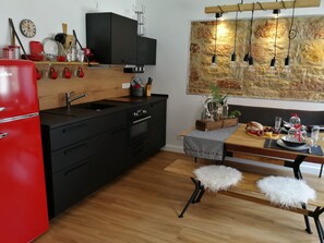 Kühlschrank, Ofen, Herdplatte, Wasserkocher mit Kaffee-/Teezubehör