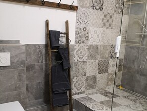 Dusche, Haartrockner, Handtücher