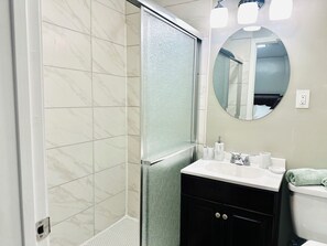 Shower, hair dryer, towels, soap - Spacious and Comfortable House (Charlotte)