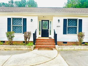 Exterior detail - Spacious and Comfortable House (Charlotte)