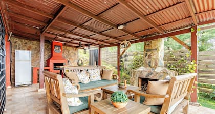 Romantic rustic cabin with fireplace at 5 Thousand feet altitude, Pet Friendly