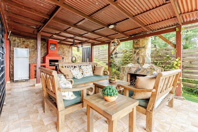 Romantic rustic cabin with fireplace at 5 Thousand feet altitude, Pet Friendly