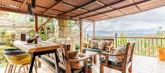 Romantic rustic cabin with fireplace at 5 Thousand feet altitude, Pet Friendly