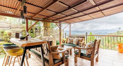 Romantic rustic cabin with fireplace at 5 Thousand feet altitude, Pet Friendly