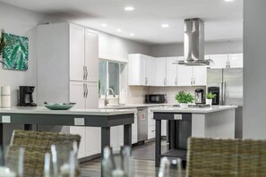 Fridge, microwave, stovetop, dishwasher