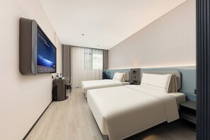 Habitación doble estándar, servicio de limpieza | Ropa de cama de alta calidad, edredón y escritorio 