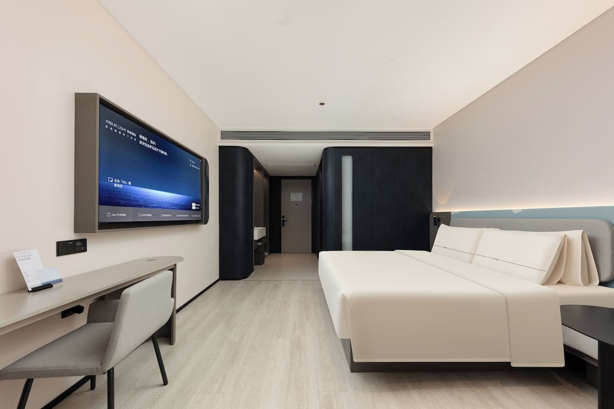 Singola Comfort, 1 letto king, servizio di pulizie disponibile | Biancheria da letto di alta qualità, copriletto in piuma, una scrivania